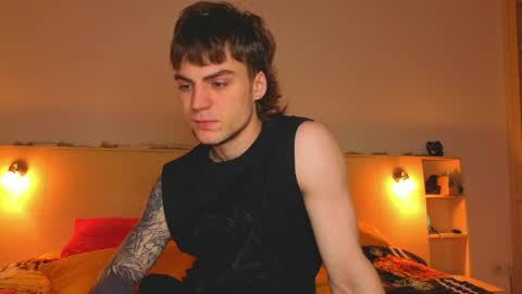 Snapshot of sly_gus chatting on June 1, 10:11 pm Gus online show from June 1, 10:11 pm