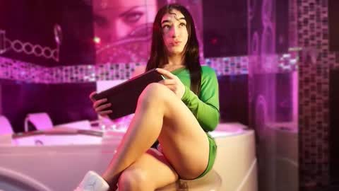 Small Hot19 online show from February 17, 9:39 am