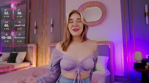 Snapshot of smiley_mia_ chatting on February 23, 5:12 am Mia online show from February 23, 5:12 am