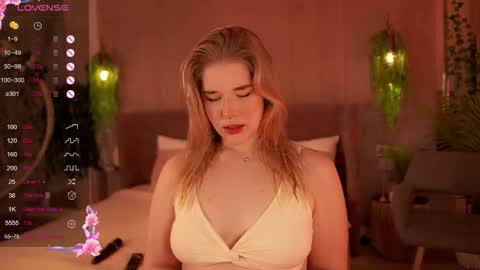 Snapshot of smiley_mia_ chatting on September 12, 5:07 am Mia online show from September 12, 5:07 am