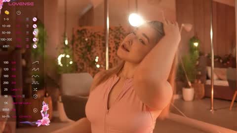 Snapshot of smiley_mia_ chatting on October 17, 5:32 am Mia online show from October 17, 5:32 am