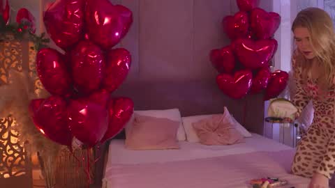 Snapshot of smiley_mia_ chatting on February 21, 5:19 am Mia online show from February 21, 5:19 am