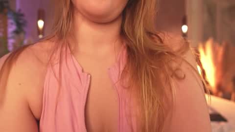 Snapshot of smiley_mia_ chatting on March 9, 5:33 am Mia online show from March 9, 5:33 am