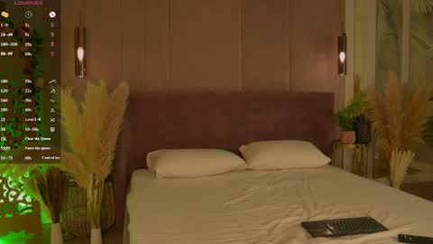 Snapshot of smiley_mia_ chatting on April 30, 5:25 am Mia online show from April 30, 5:25 am