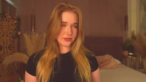 Snapshot of smiley_mia_ chatting on May 26, 5:25 am Mia online show from May 26, 5:25 am