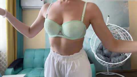 Snapshot of smiling_riddle chatting on March 19, 10:08 am smiling_riddle online show from March 19, 10:08 am