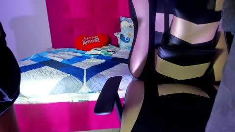 smith_taylor7 online show from December 28, 9:31 am