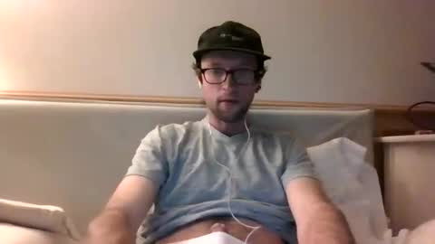 Snapshot of smoothcanuck69 chatting on April 28, 8:52 am Smoothcock online show from April 28, 8:52 am