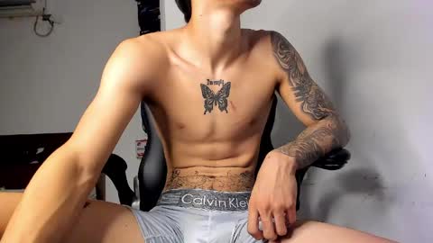Snapshot of snakebutterfly chatting on May 2, 7:19 pm snakebutterfly online show from May 2, 7:19 pm