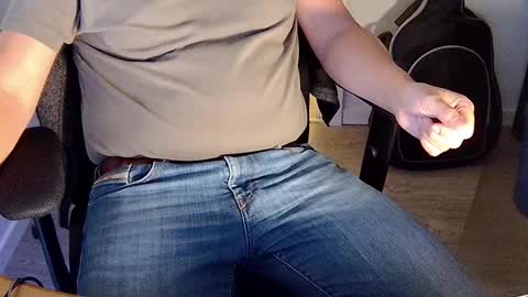 Snapshot of sneakybill82 chatting on September 29, 6:35 pm Sneakybill online show from September 29, 6:35 pm