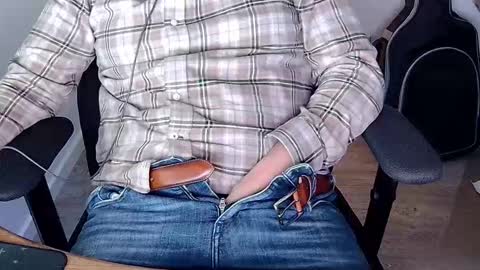 Snapshot of sneakybill82 chatting on October 28, 9:39 pm Sneakybill online show from October 28, 9:39 pm