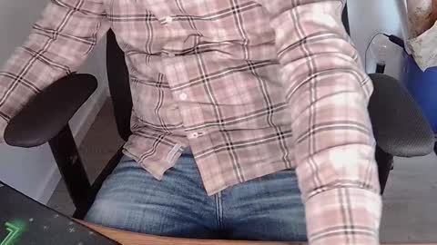 Snapshot of sneakybill82 chatting on November 19, 7:19 am Sneakybill online show from November 19, 7:19 am