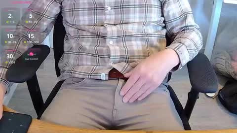 Snapshot of sneakybill82 chatting on April 21, 6:41 am Sneakybill online show from April 21, 6:41 am