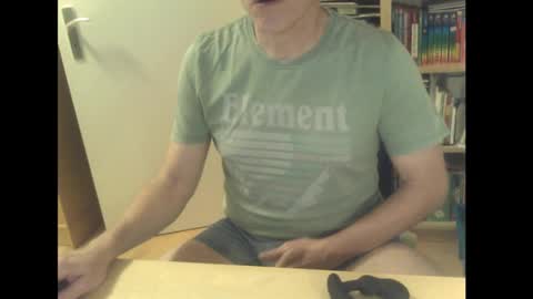 Snapshot of sneaxfreund chatting on March 2, 10:27 pm sneaxfreund online show from March 2, 10:27 pm