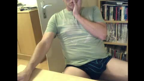 Snapshot of sneaxfreund chatting on May 8, 11:10 pm sneaxfreund online show from May 8, 11:10 pm