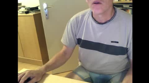 Snapshot of sneaxfreund chatting on May 20, 11:44 pm sneaxfreund online show from May 20, 11:44 pm