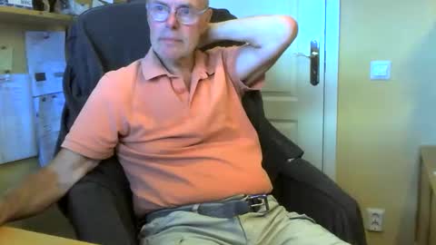 Snapshot of snickarn335731 chatting on June 7, 4:44 pm snickarn335731 online show from June 7, 4:44 pm