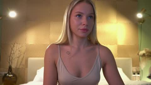 Candice Snow online show from December 8, 1:36 pm