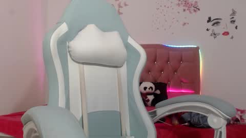 Snapshot of snowhot_69 chatting on April 2, 12:52 am snowhot_69 online show from April 2, 12:52 am