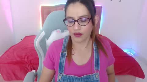 Snapshot of snowhot_69 chatting on April 20, 8:28 am snowhot_69 online show from April 20, 8:28 am