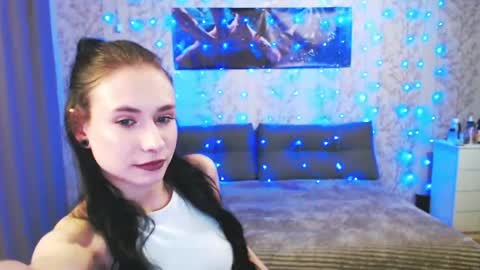 SnowWhate 00 online show from April 6, 6:53 pm