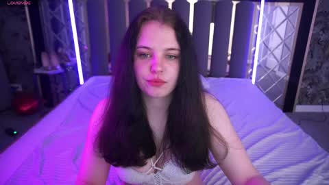 Snapshot of snowwhite_bella chatting on April 18, 7:58 pm snowwhite_bella online show from April 18, 7:58 pm