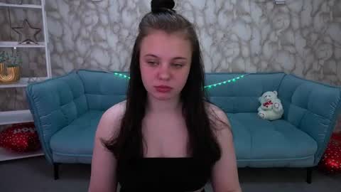 Snapshot of snowwhite_bella chatting on April 24, 7:27 pm snowwhite_bella online show from April 24, 7:27 pm