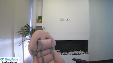 soffi_rousel_ online show from February 1, 3:21 pm