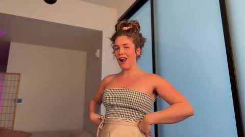 Julia    online show from November 11, 9:48 pm