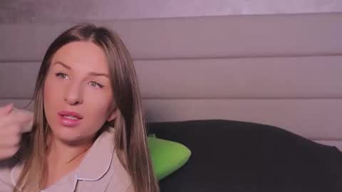 Snapshot of soffyasi chatting on November 12, 9:53 am soffyasi online show from November 12, 9:53 am