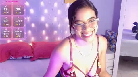 Snapshot of sofi_smith02 chatting on December 11, 8:28 pm sofi smith online show from December 11, 8:28 pm