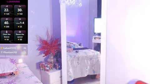 Snapshot of sofi_smith02 chatting on December 14, 1:39 am sofi smith online show from December 14, 1:39 am
