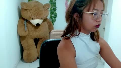 sofia_762254 online show from May 7, 10:26 pm