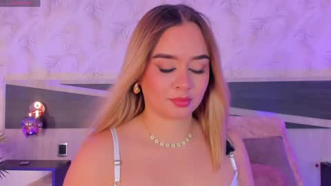 Snapshot of sofia_pamela_ chatting on April 21, 7:39 pm online show from April 21, 7:39 pm