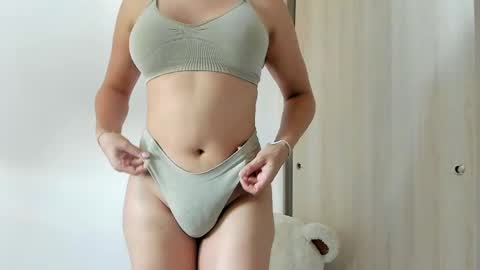 sofia_rivers_ online show from April 12, 2:00 pm