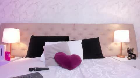 SofiaReyees online show from April 17, 3:15 pm