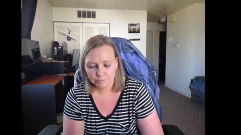 Snapshot of softerpeaches chatting on October 6, 7:00 pm Rose online show from October 6, 7:00 pm