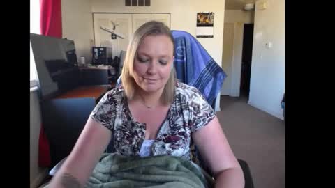 Snapshot of softerpeaches chatting on November 3, 8:43 pm Rose online show from November 3, 8:43 pm