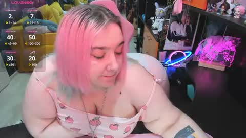 Snapshot of softie_sofy chatting on June 18, 2:23 am Sofie online show from June 18, 2:23 am