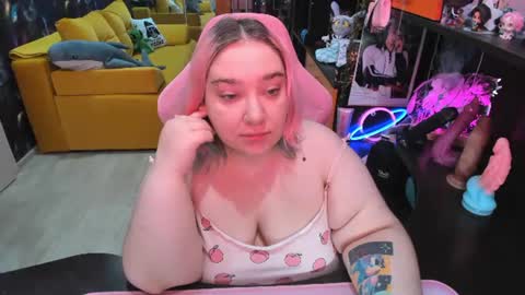 Snapshot of softie_sofy chatting on June 25, 2:44 am Sofie online show from June 25, 2:44 am