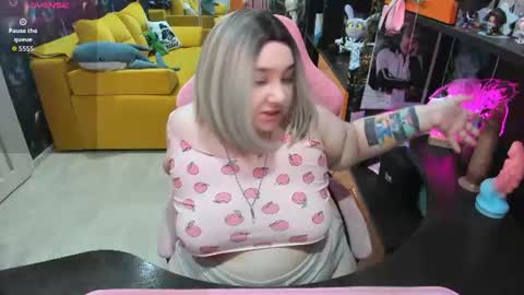 Snapshot of softie_sofy chatting on June 28, 2:39 am Sofie online show from June 28, 2:39 am