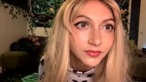 solshimmer online show from October 11, 5:39 am