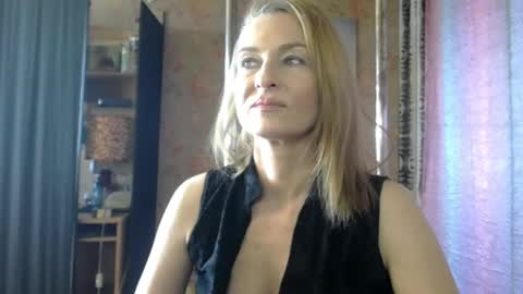 Snapshot of soniadance chatting on April 21, 1:39 pm Sonia online show from April 21, 1:39 pm