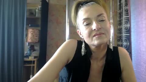 Snapshot of soniadance chatting on April 22, 1:56 pm Sonia online show from April 22, 1:56 pm