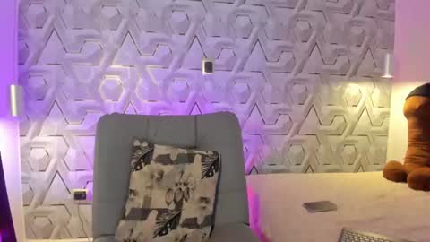 Snapshot of sophi_01 chatting on July 7, 12:31 pm sophie online show from July 7, 12:31 pm