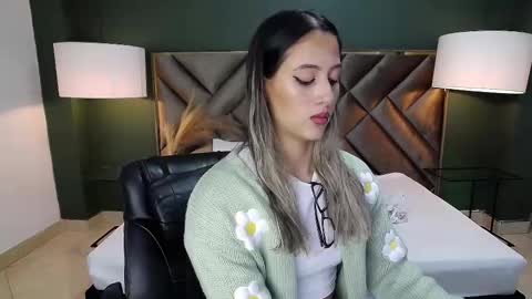 Snapshot of sophia_loreenn chatting on March 8, 11:48 am Sofia online show from March 8, 11:48 am
