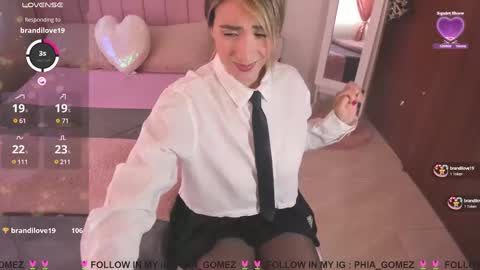 Snapshot of sophiaparker_ chatting on December 31, 12:25 pm online show from December 31, 12:25 pm