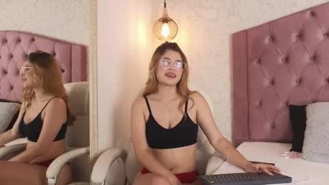 Snapshot of sophie_bloom__ chatting on February 22, 7:23 pm Sophie online show from February 22, 7:23 pm