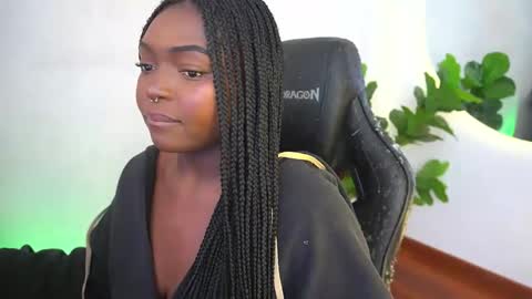 Snapshot of sophie_luvs chatting on June 5, 4:45 pm Sophie online show from June 5, 4:45 pm