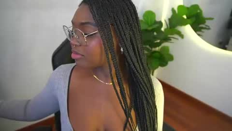 Snapshot of sophie_luvs chatting on June 16, 5:26 pm Sophie online show from June 16, 5:26 pm